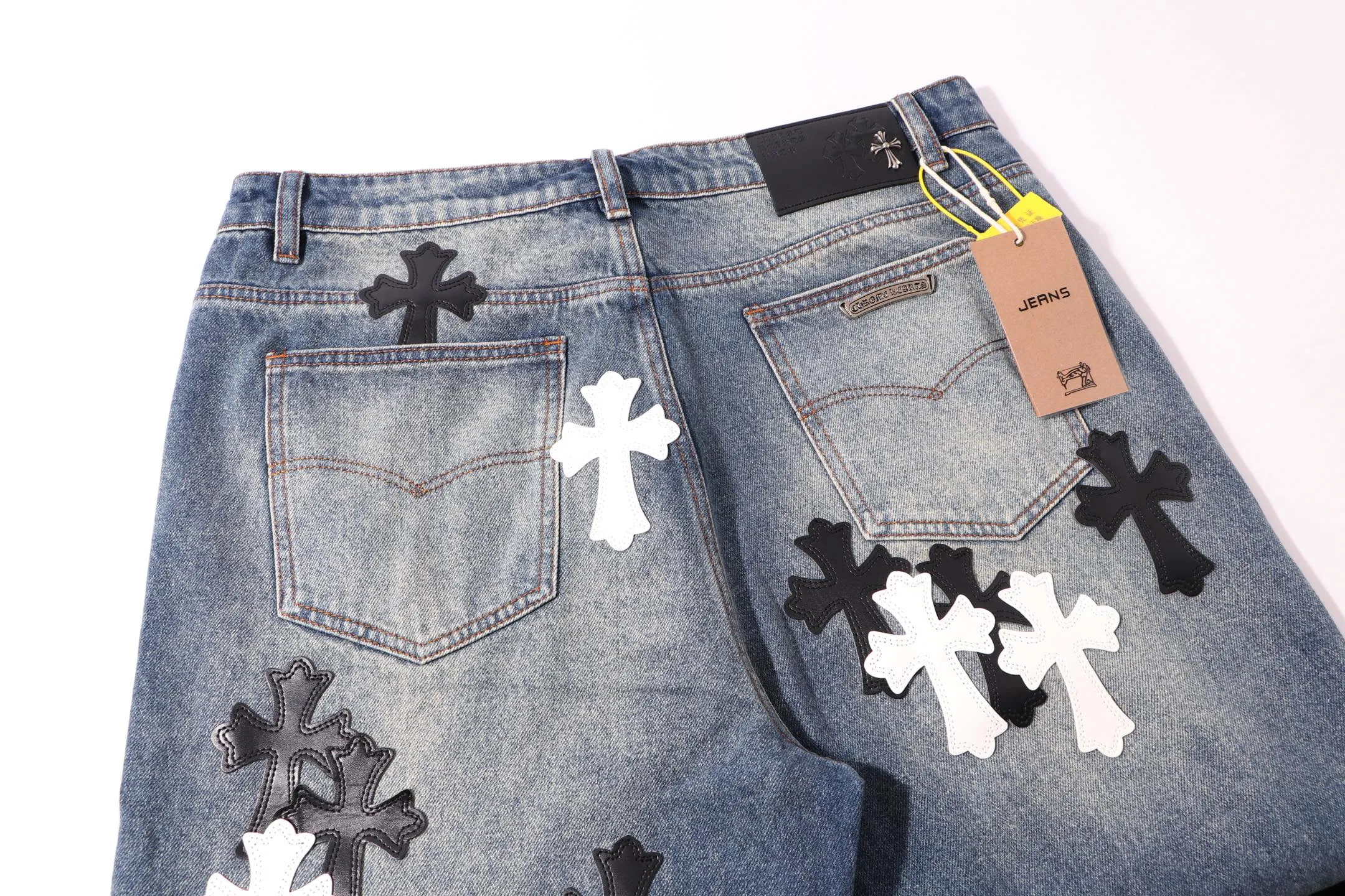 P260 model number: H48 chrome hearts & Croix Hearts Loose and popular jeans. Three-dimensional version. Loose and comfortable, not picky about the figure. Makes taller and slimmer. Factory-made. Original factory quality control. Same style for men and women. Can be matched with couples. Versatile recommendation. Must-have jeans for all seasons. Fashionistas have been disappointed. From the quality selection of fabrics, the tailoring of details, and the matching of patterns, they are all impeccable! The upper body is so handsome when worn...it can be easily worn by men, women and children! The craftsmanship is made of heavy-duty washed pure cotton denim fabric. After washing, it is soft and thick and looks very stylish when worn. Size: 30-32-34-36 Color: black